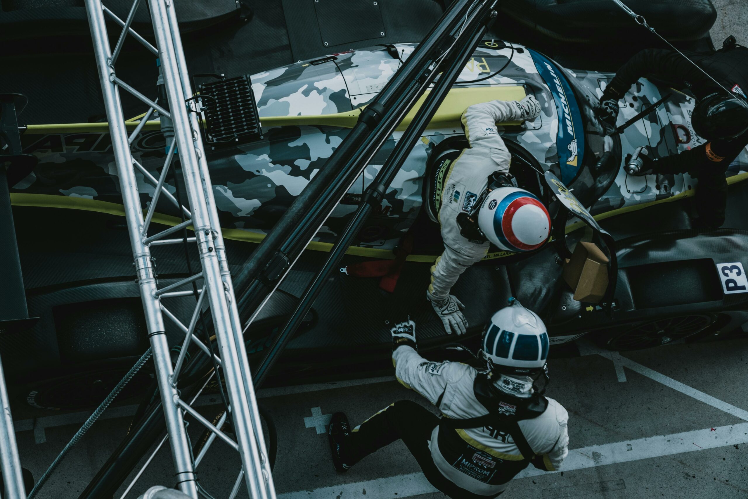 Protégez votre peau : Les combinaisons ignifugées pour pilotes de course